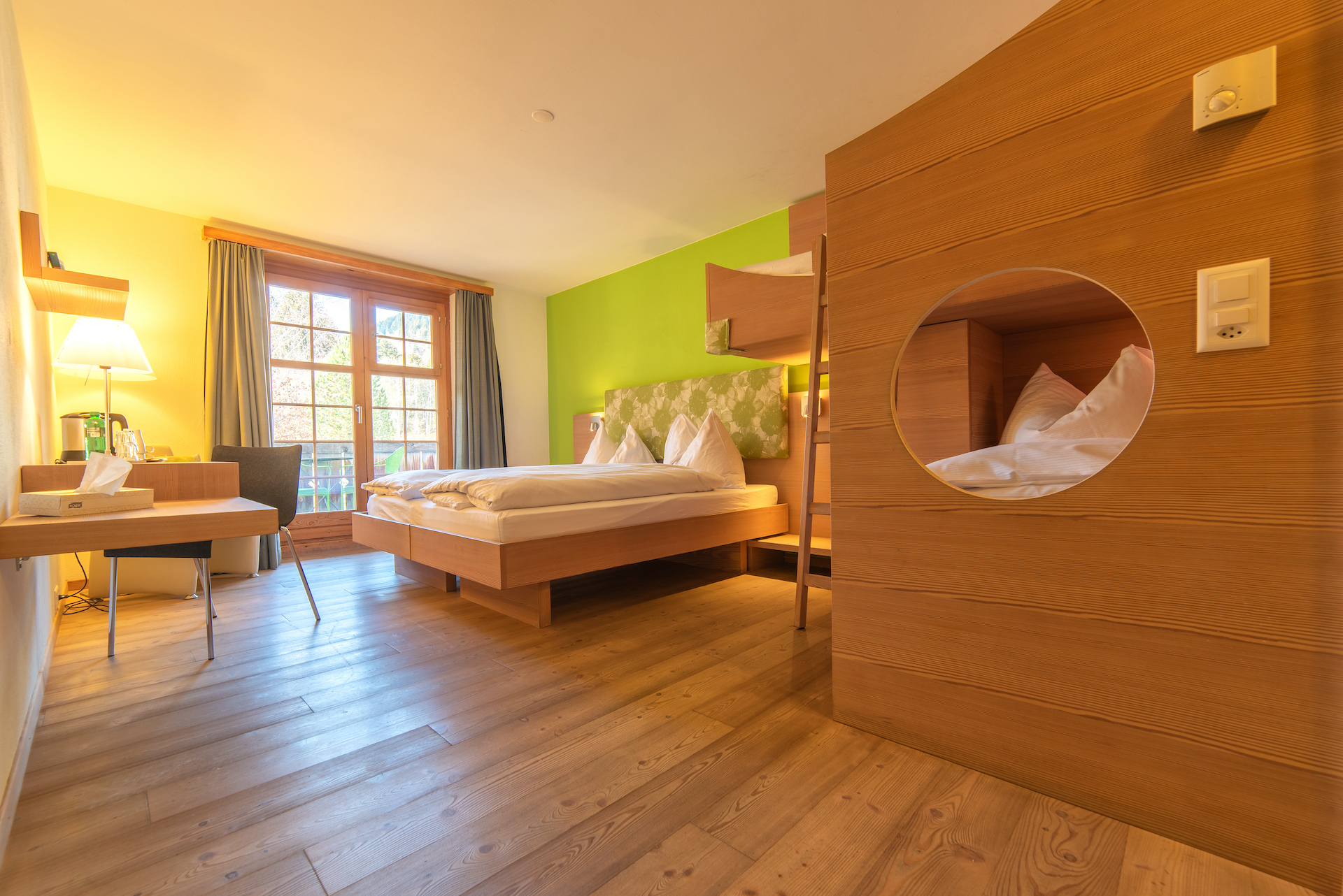 Bild von Hotelzimmer in grünlichen Farben