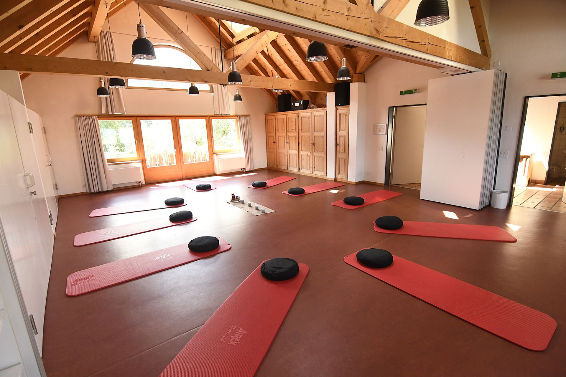 heller Yogaraum mit Ausblick, Surselva