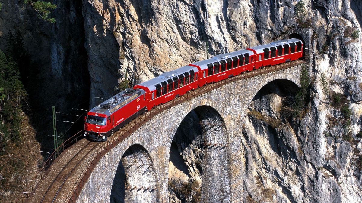 Bild vom Glacier Express, der durch einen Tunnel fährt