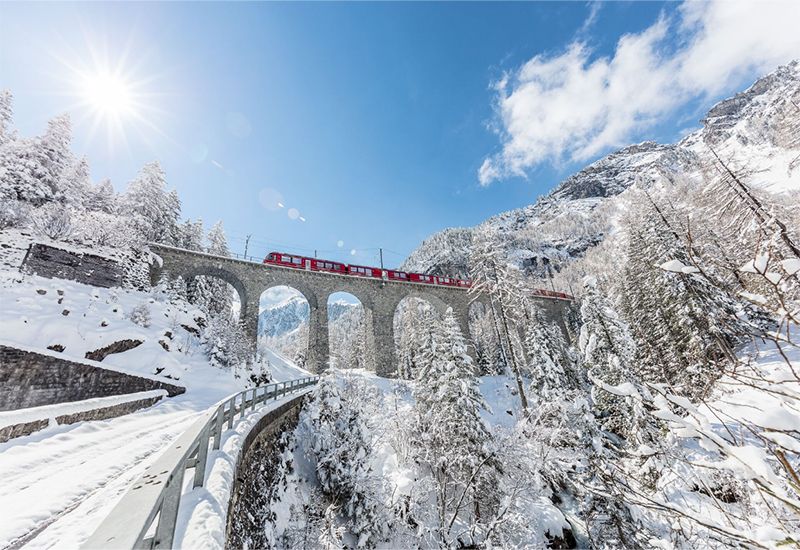 Bild vom Glacier Express, der durch einen Tunnel fährt