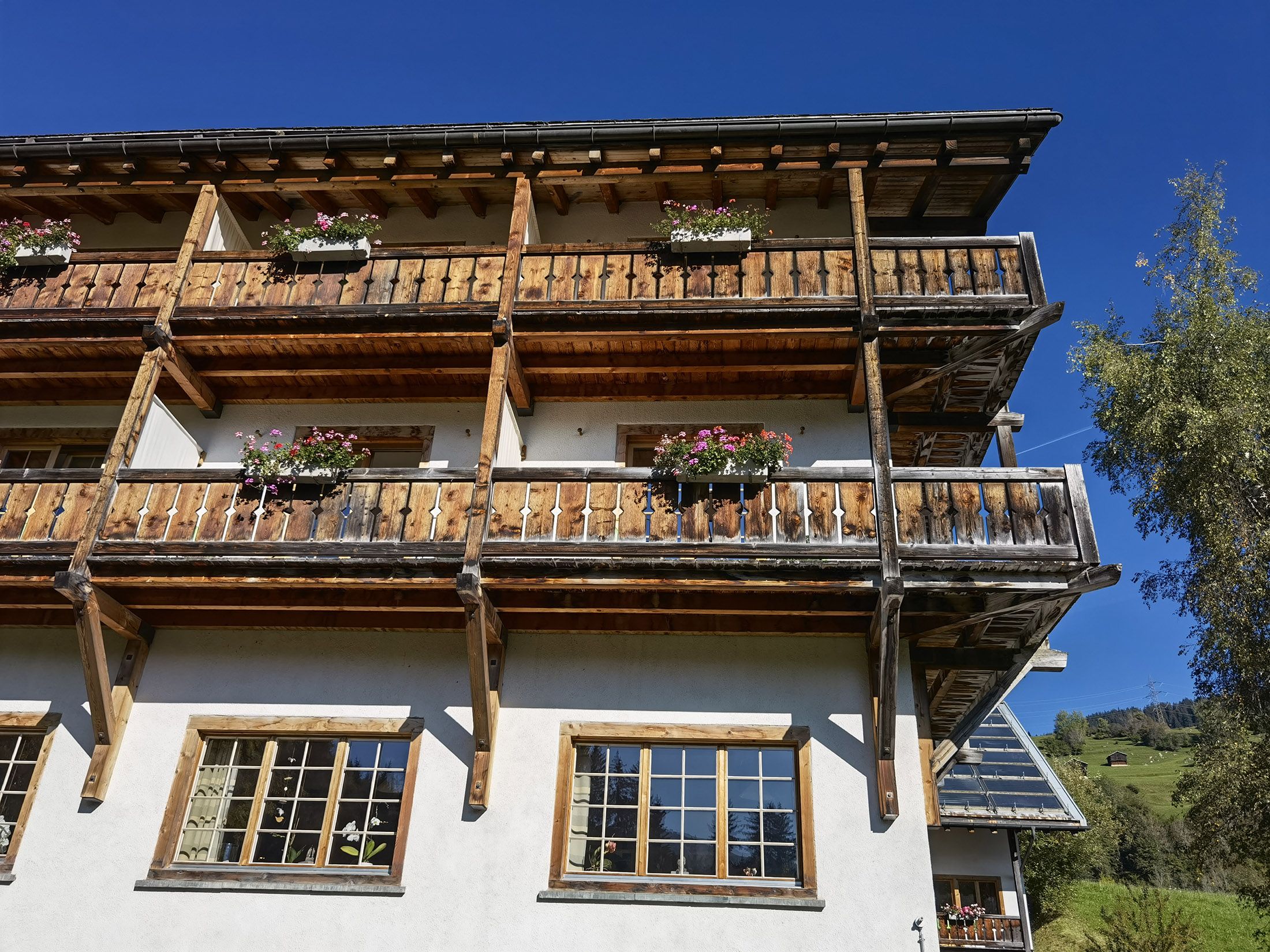 wunderschöne Holzterrasse Ucliva Waltensburg