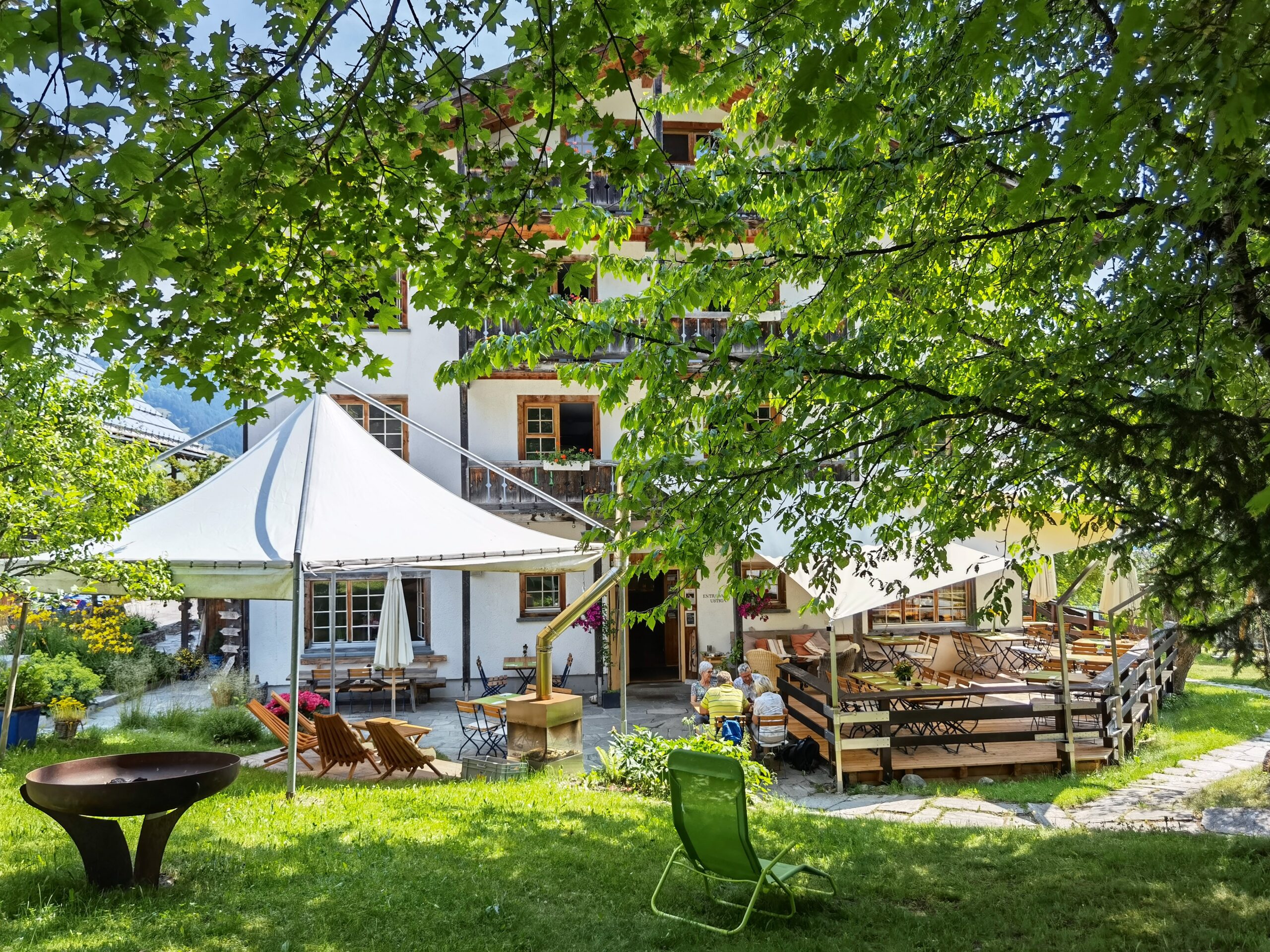 Auf der Ucliva Terrasse lässt es sich gut aushalten.