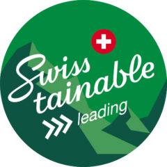 Grünes Swisstainable-Logo mit Bergsilhouette und Schweizerkreuz.