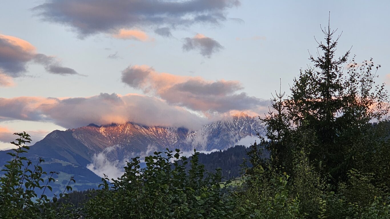 Blick auf verschneite Berge in der Surselva.
