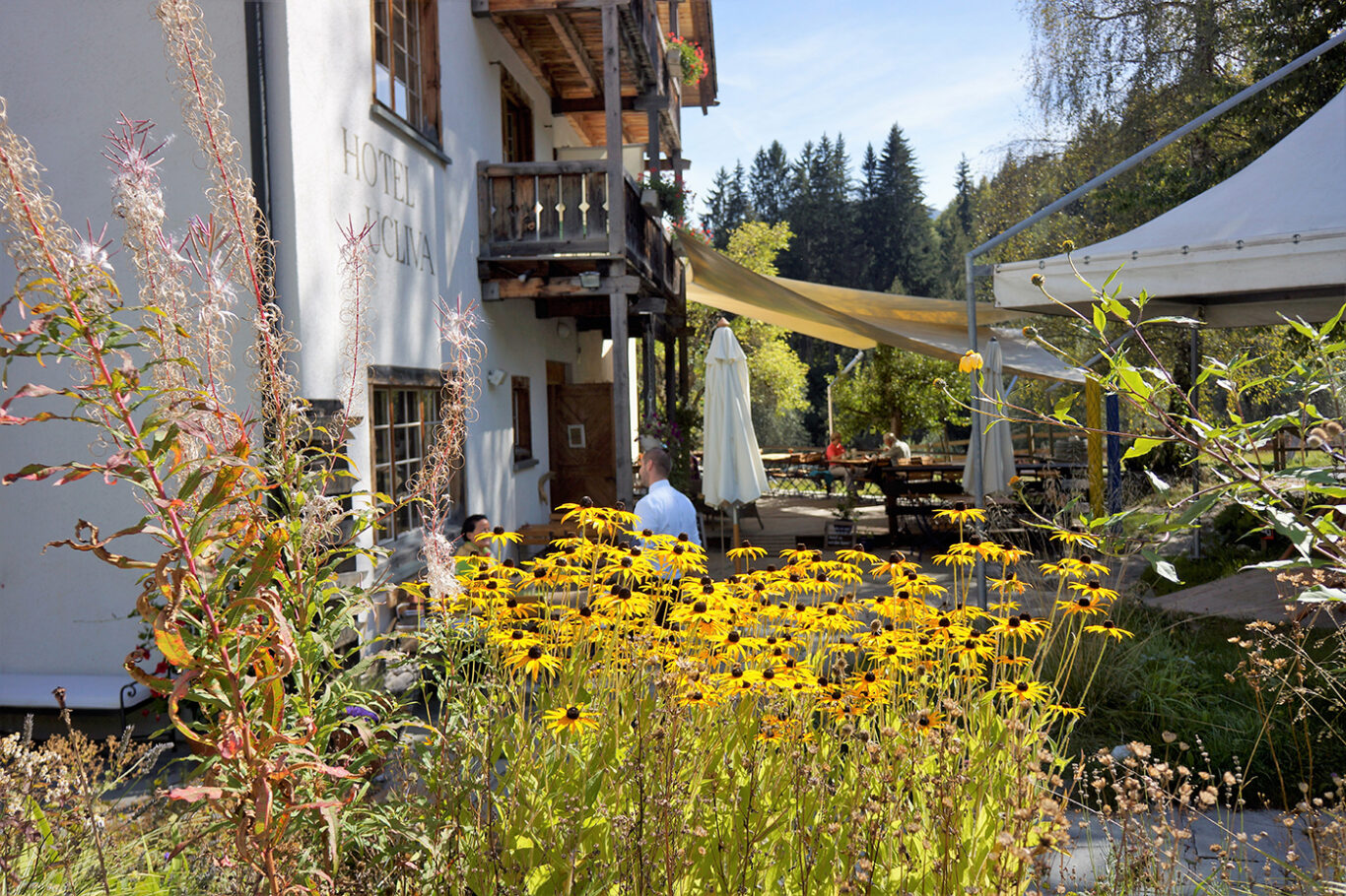 Mitten in der Surselva. Persönlich geführt, nachhaltig gedacht und tief mit der Region verbunden.