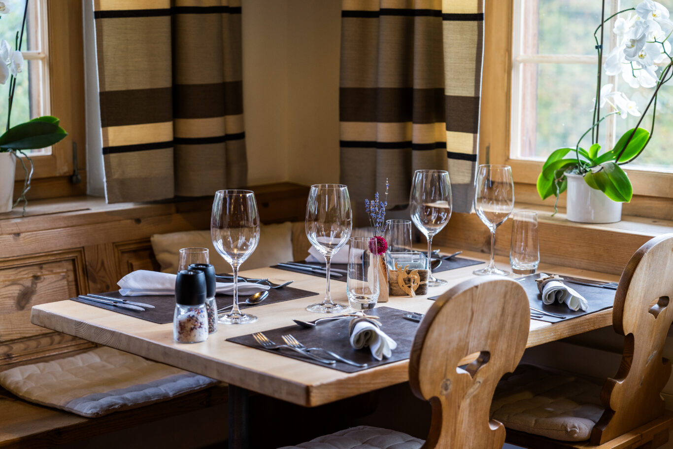 In unserem hellen Restaurant  werden lokale Kötlichkeiten serviert.
