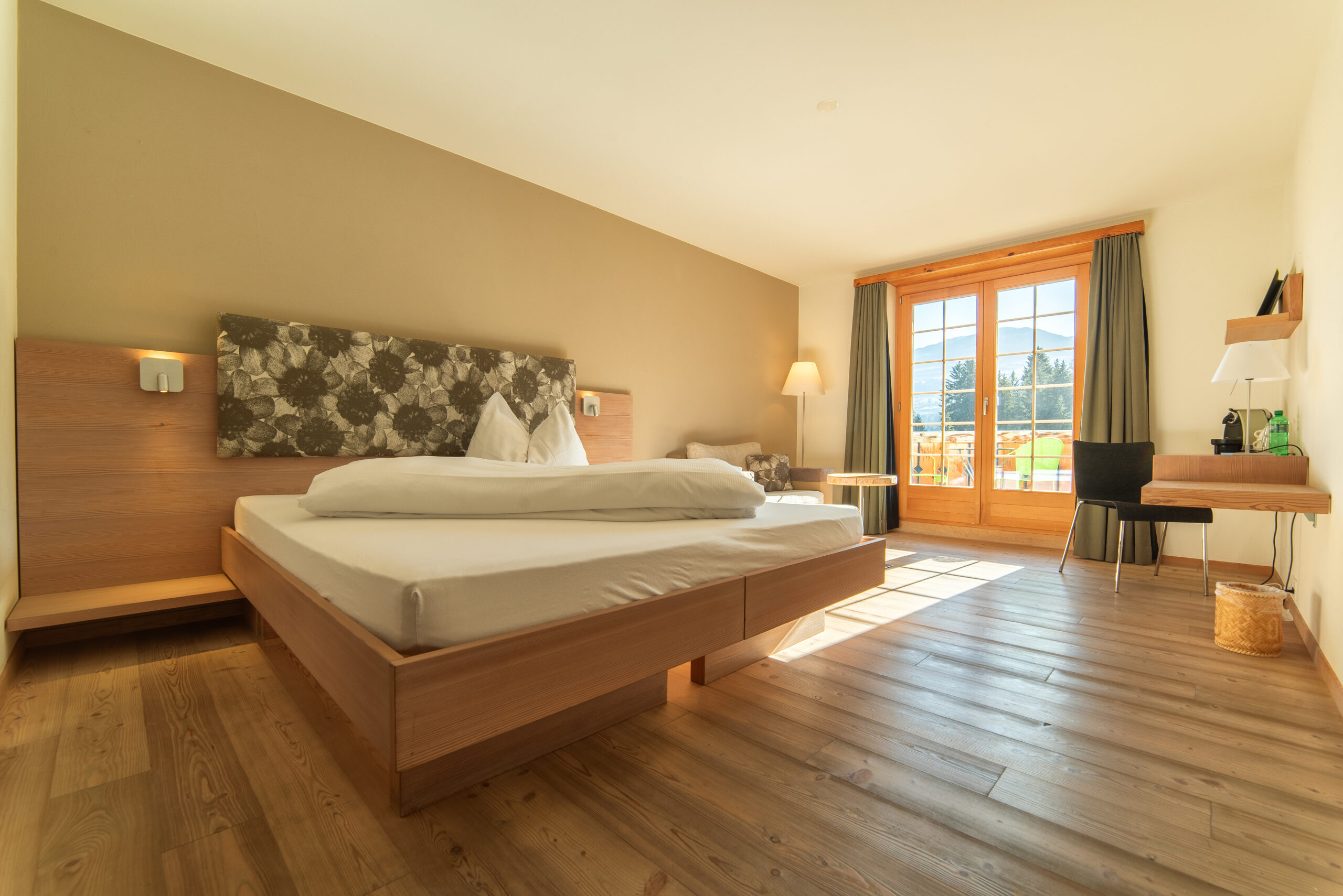 Ein gemütlichen Doppelbettzimmer mit viel Holz und allem, was es für erholsame Tage im Ucliva braucht.