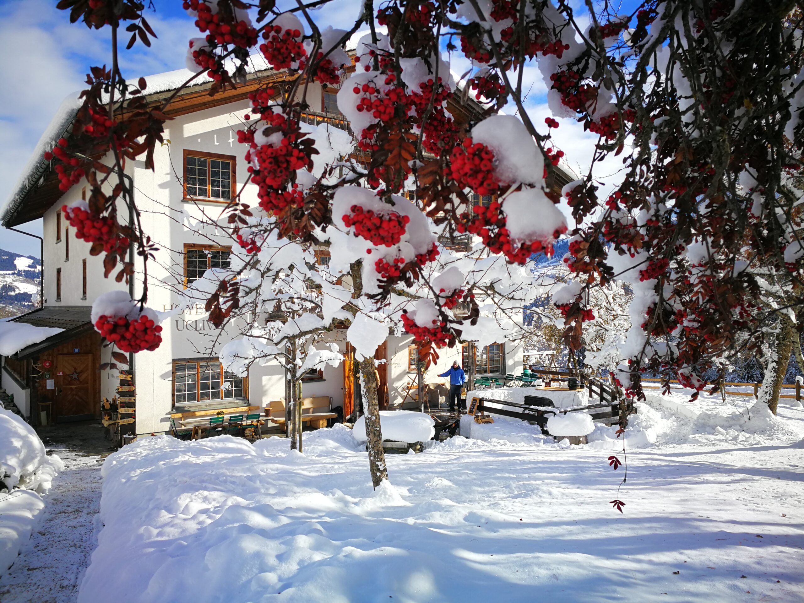 Das Hotel Ucliva lieget direkt neben der Talstattion des Sessellifts Waltensburg/Curtginet
